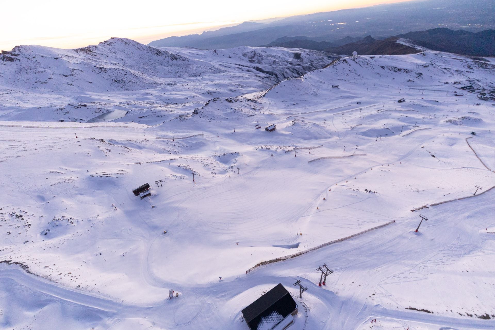 De Los Cármenes a Sierra Nevada: así se ve Granada desde el aire en helicóptero