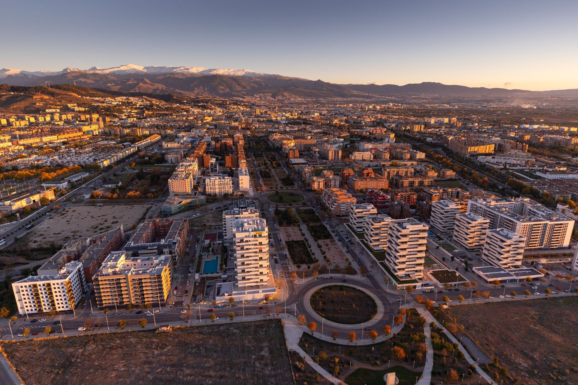De Los Cármenes a Sierra Nevada: así se ve Granada desde el aire en helicóptero