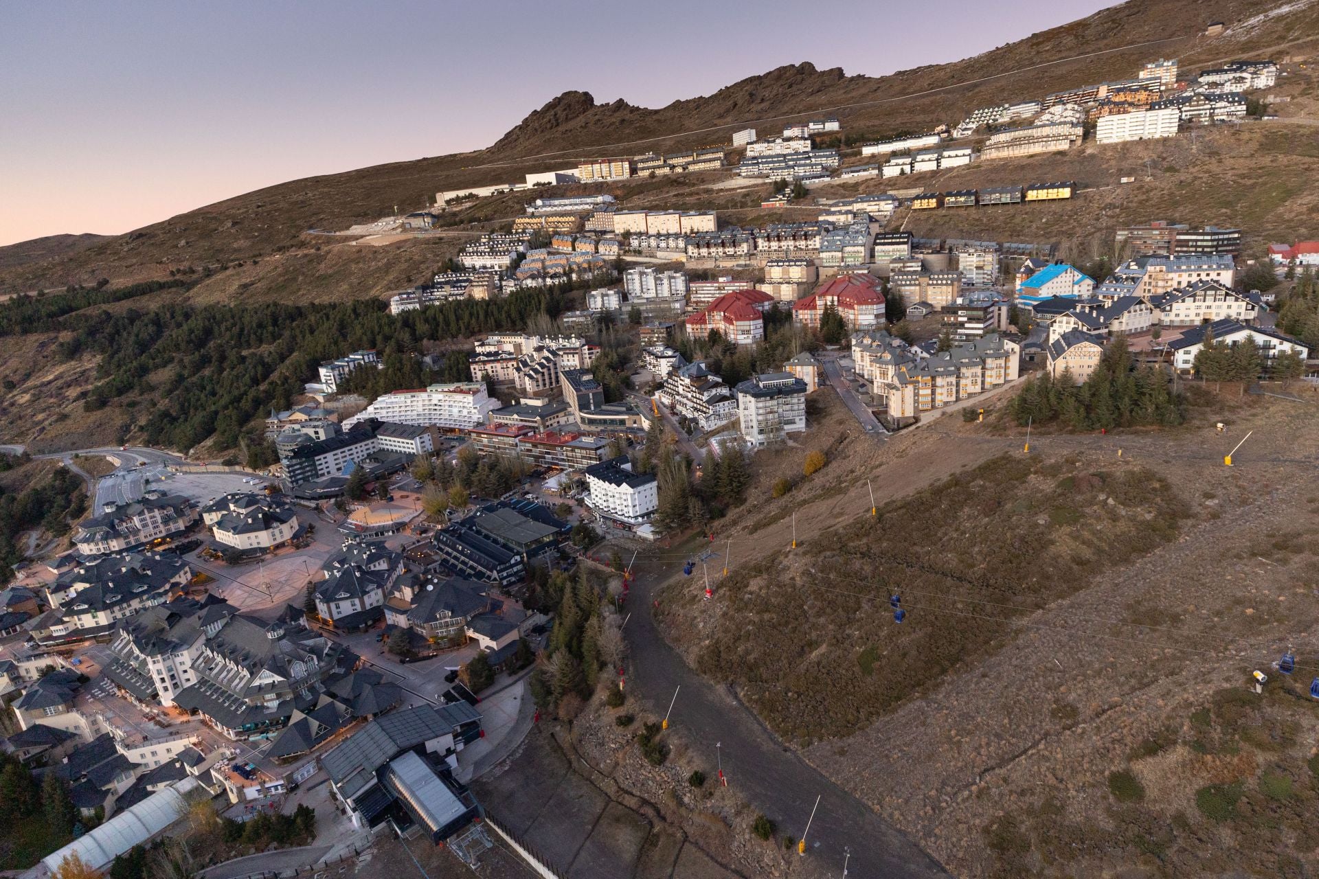 De Los Cármenes a Sierra Nevada: así se ve Granada desde el aire en helicóptero