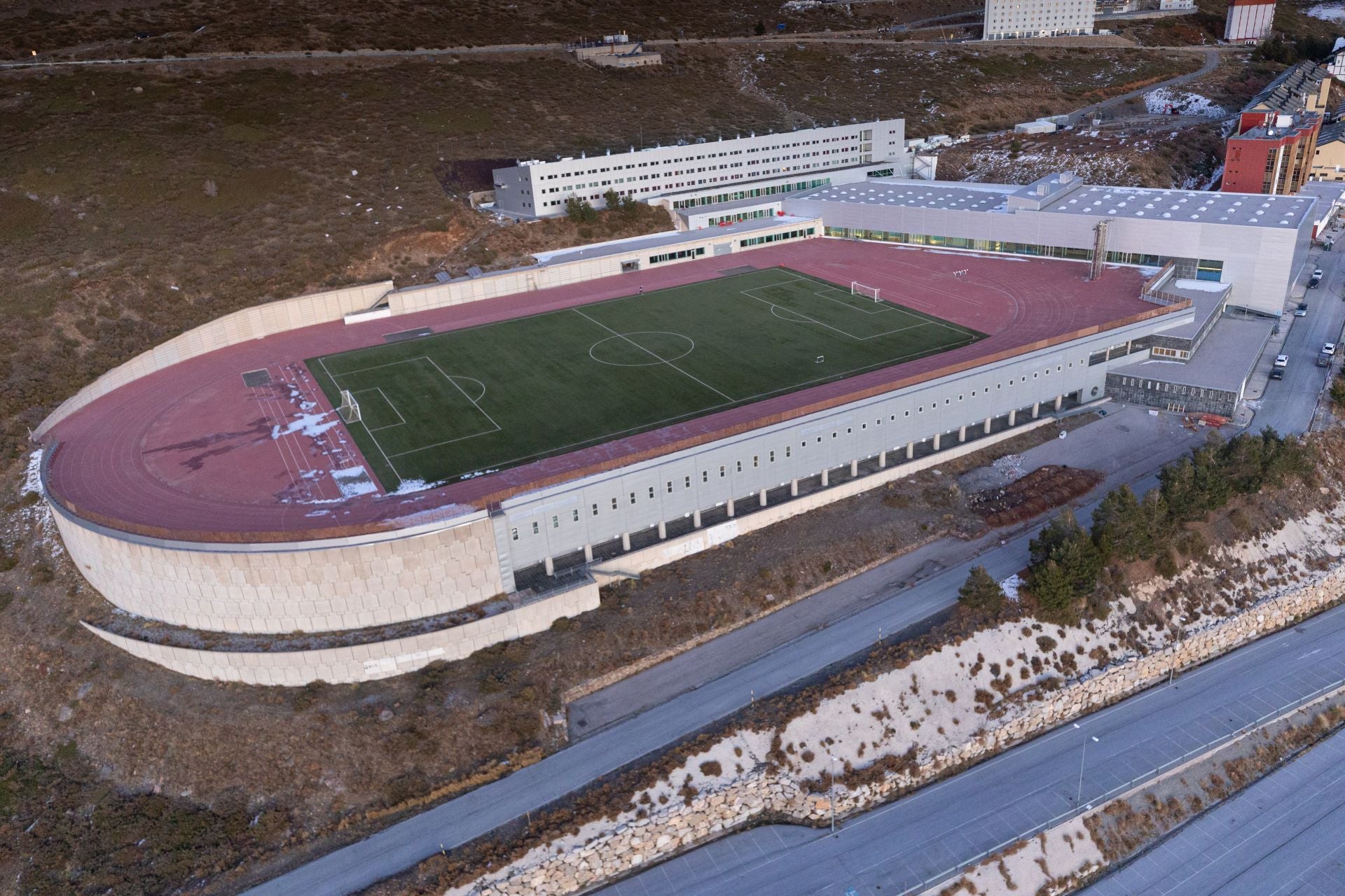 De Los Cármenes a Sierra Nevada: así se ve Granada desde el aire en helicóptero