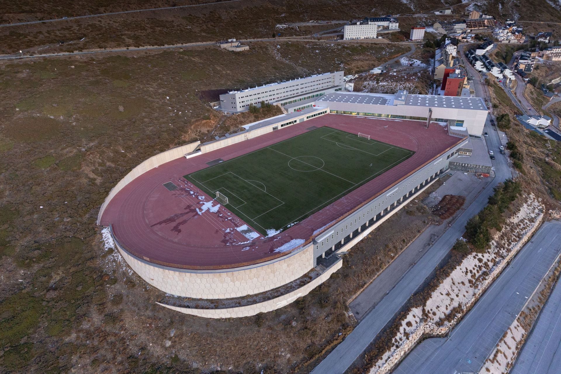 De Los Cármenes a Sierra Nevada: así se ve Granada desde el aire en helicóptero