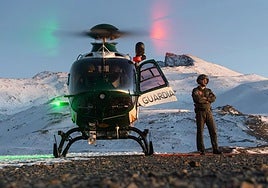 Raúl Pérez, jefe de la Unidad de helicópteros de la Guardia Civil, durante una parada en Sierra Nevada.