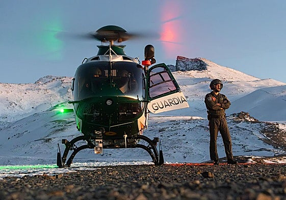 Raúl Pérez, jefe de la Unidad de helicópteros de la Guardia Civil, durante una parada en Sierra Nevada.