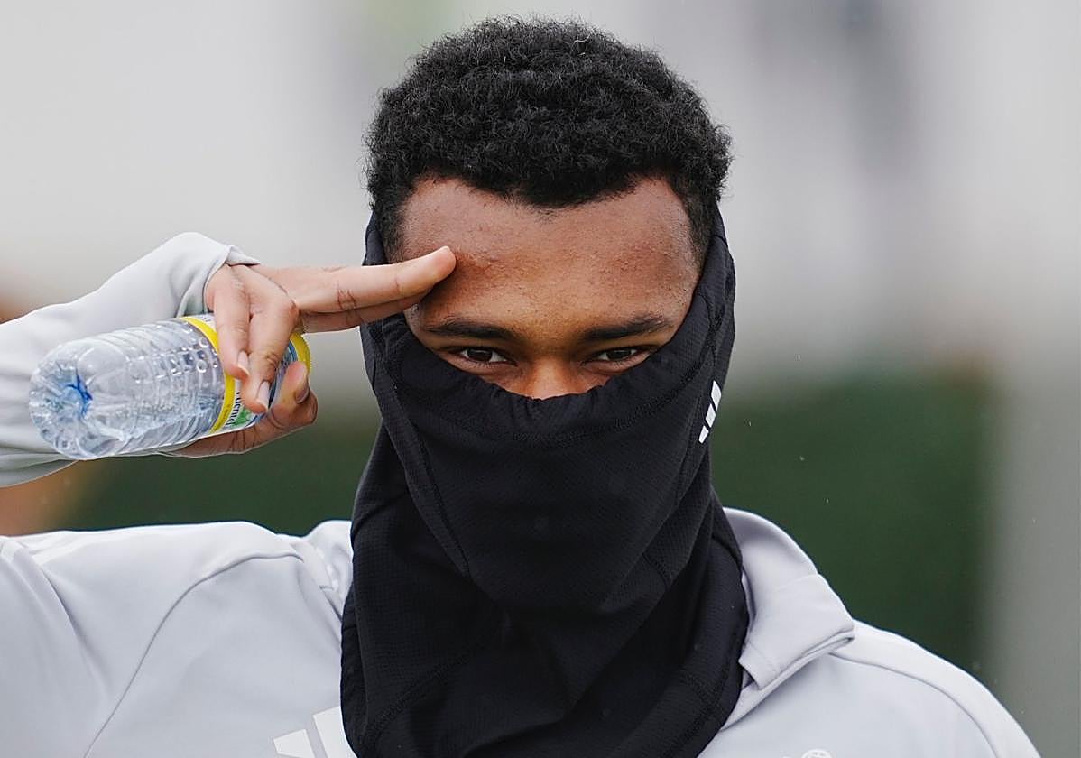 Loïc Williams saluda con la cara tapada justo antes de un entrenamiento con el equipo.