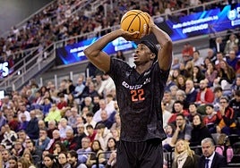 Travis Munnings lanza un triple en el partido contra el Zaragoza.