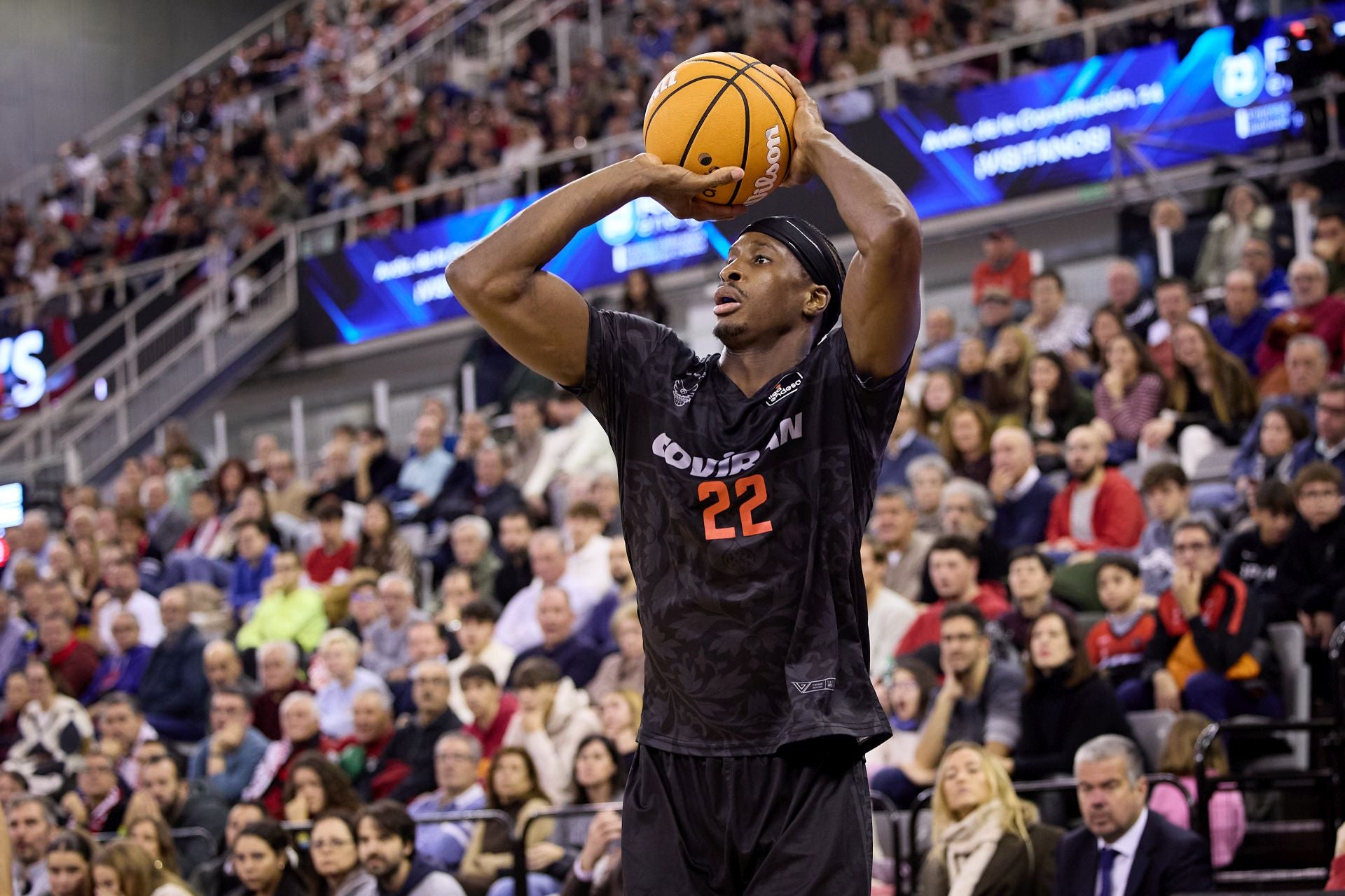 Travis Munnings lanza un triple en el partido contra el Zaragoza.