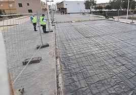 Imagen de la construcción de la zona de juego infantil publicada por el Ayuntamiento.