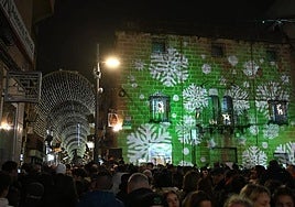 Vista del centro de Linares con el alumbrado navideño.