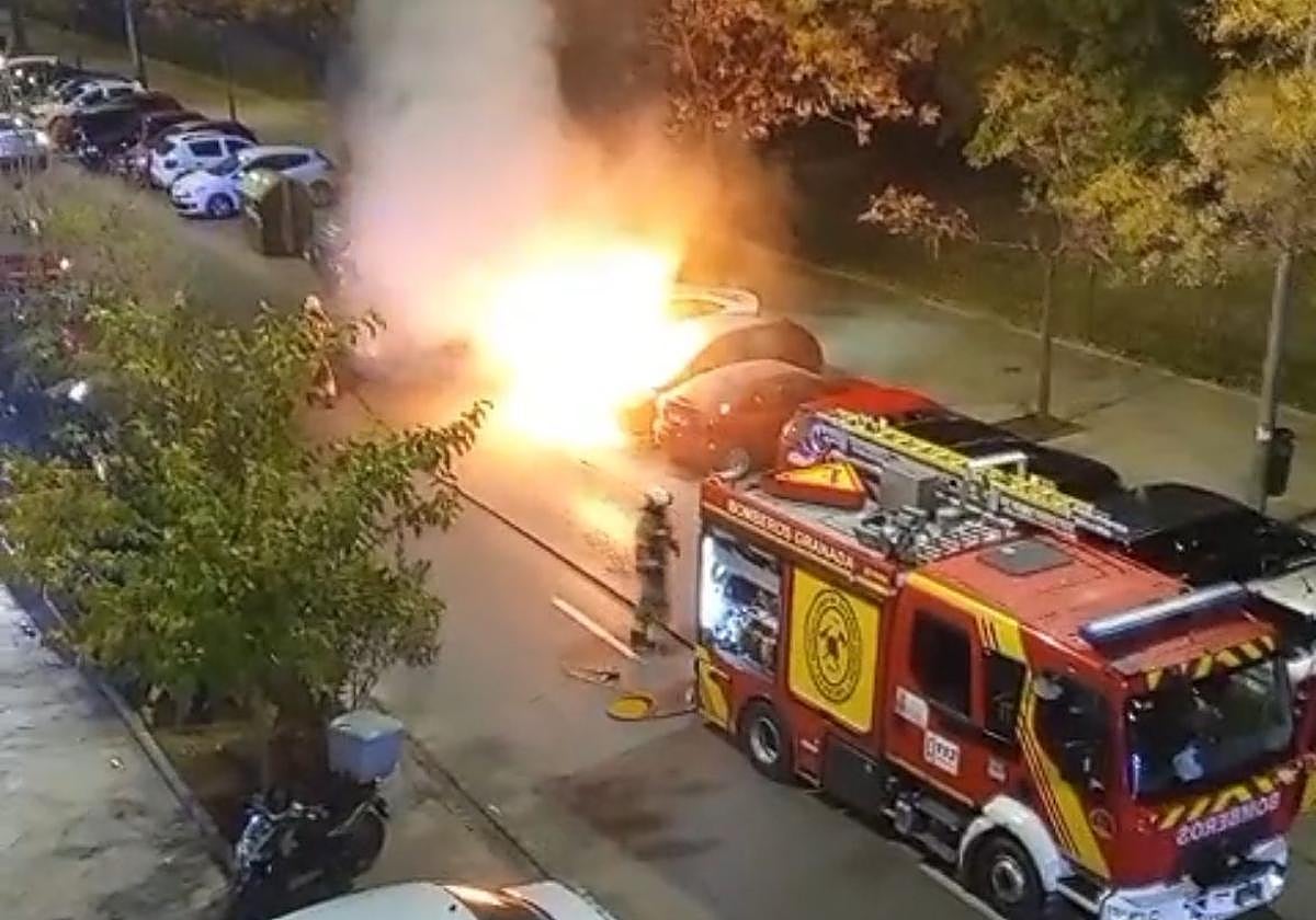 Arden dos vehículos en la calle Pintor Manuel Maldonado