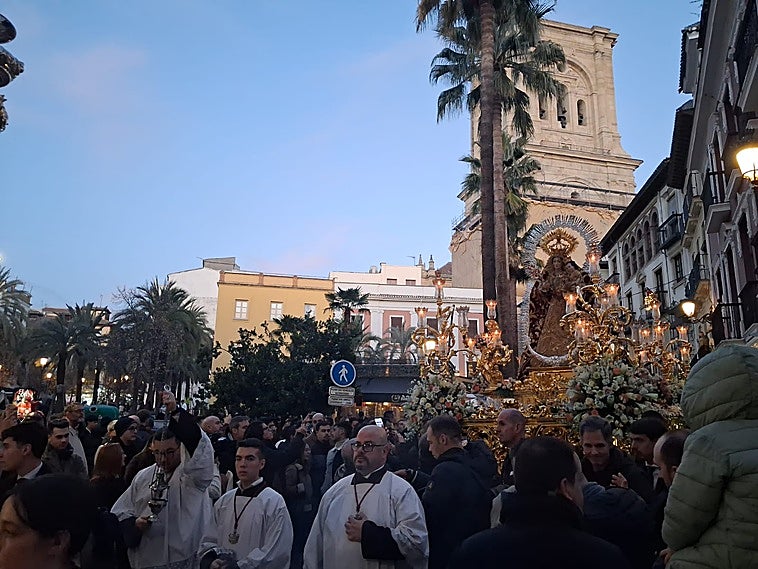 Granada celebra La Inmaculada con besamanos y procesiones