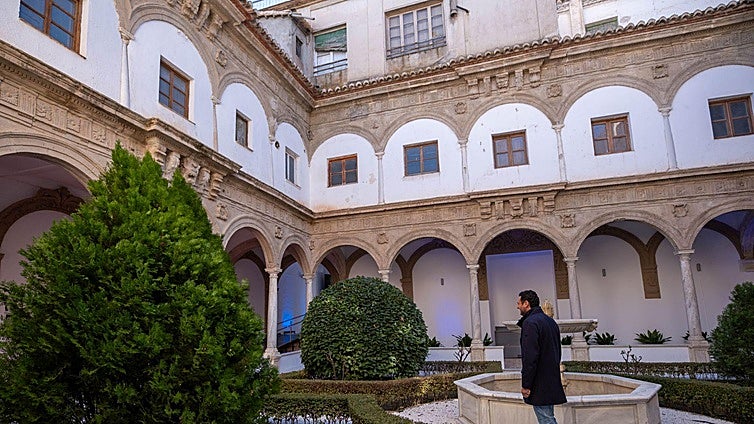 Claustro del Convento de los Dominicos con arcos de medio punto.