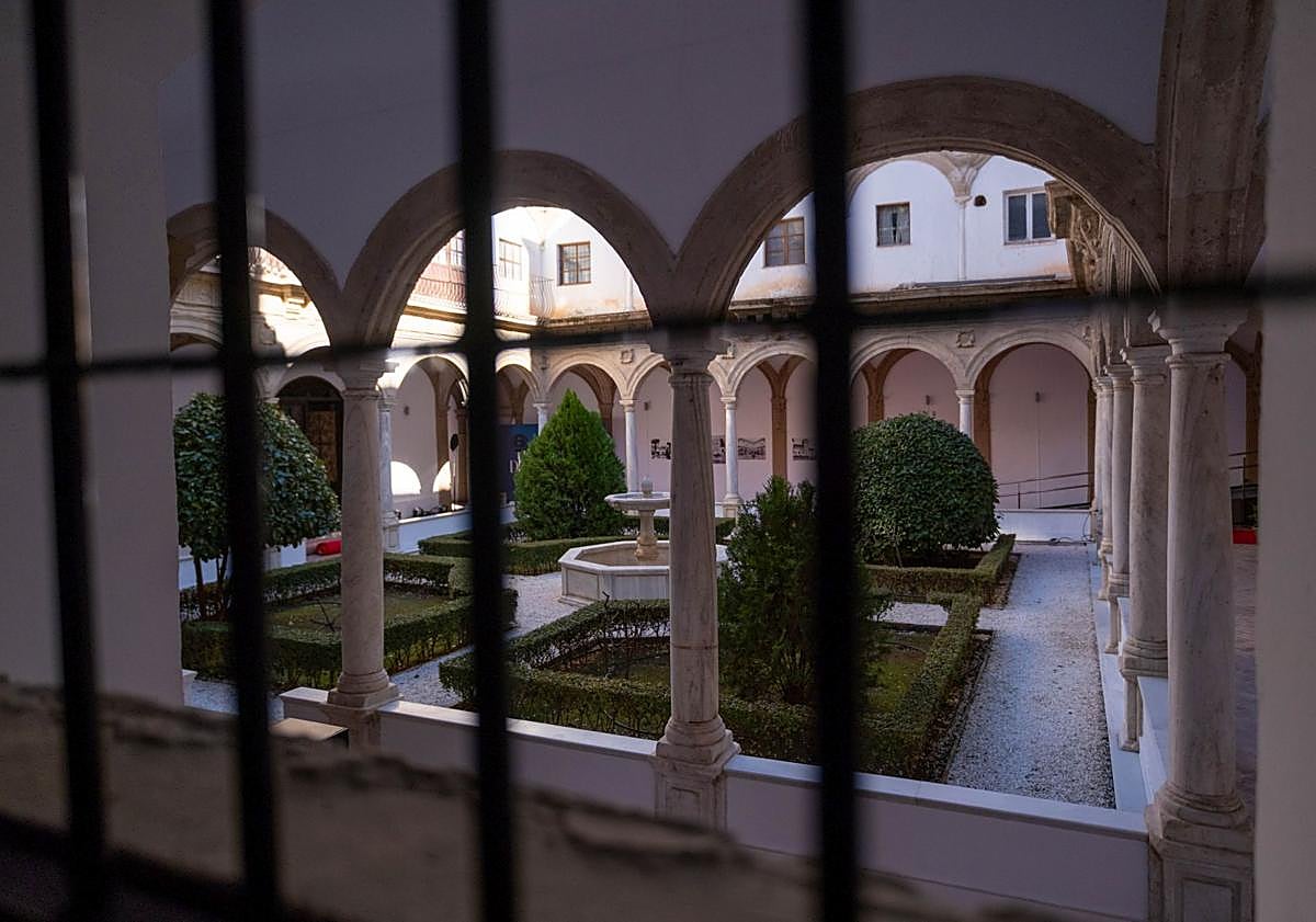 Imagen principal - Arriba, claustro. Aabajo, corredor y cartel de la restauración. 