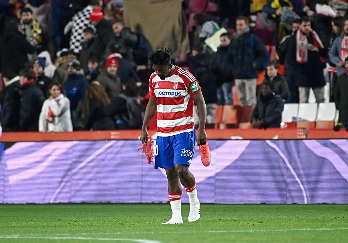 Moha Bouldini, cabizbajo tras el empate con el Ceuta.