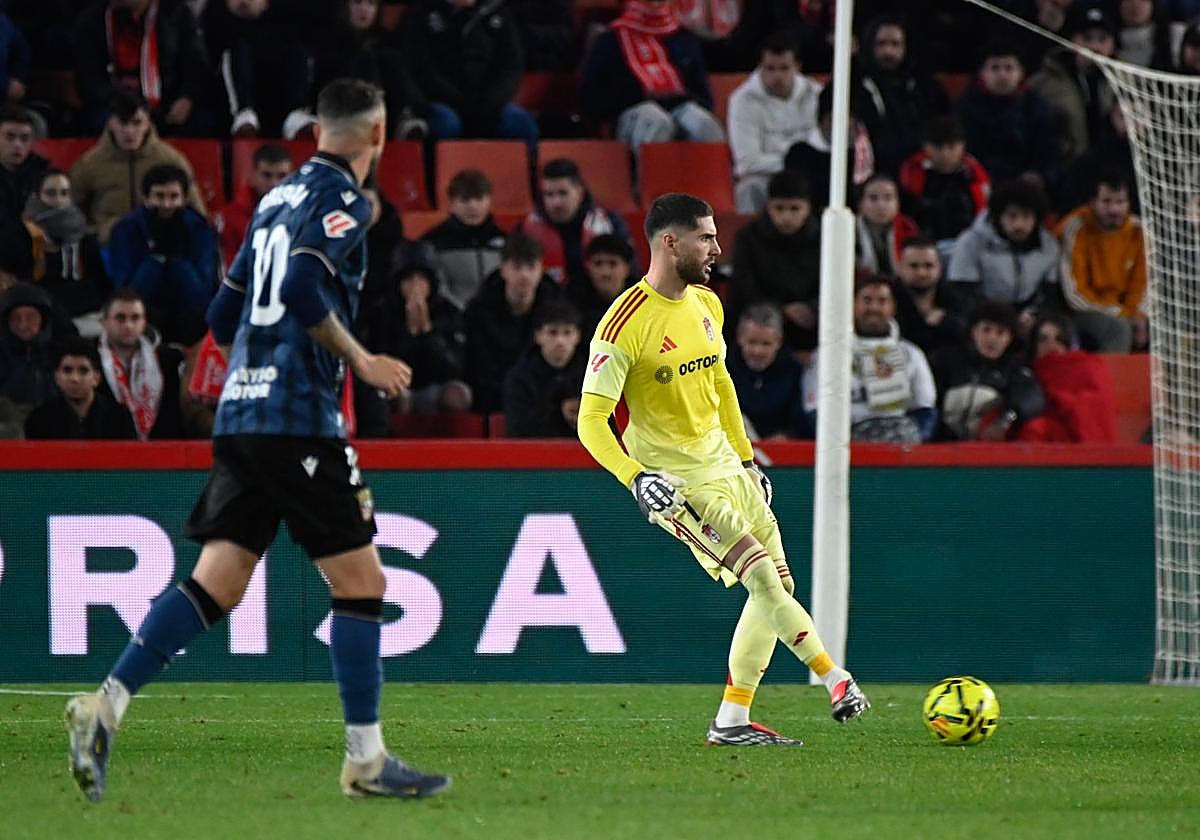 Luca Zidane da un pase contra el Ceuta.