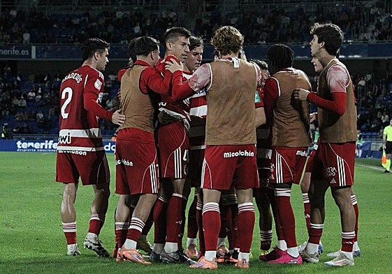 Los futbolistas del Granada celebran el gol de Alcaraz en Tenerife.