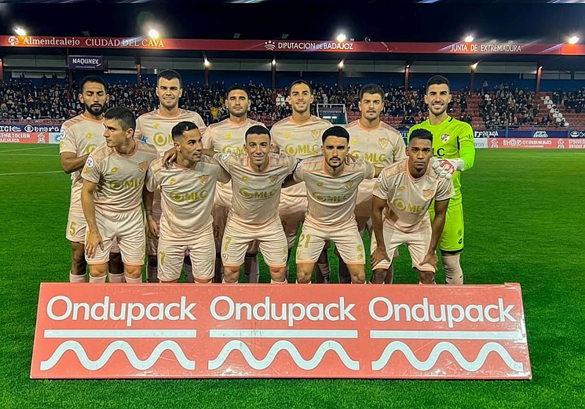 Alineación del Linares en Almendralejo.