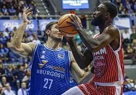 Happ, del Burgos, intenta frenar a Sant-Roos, del Murcia.