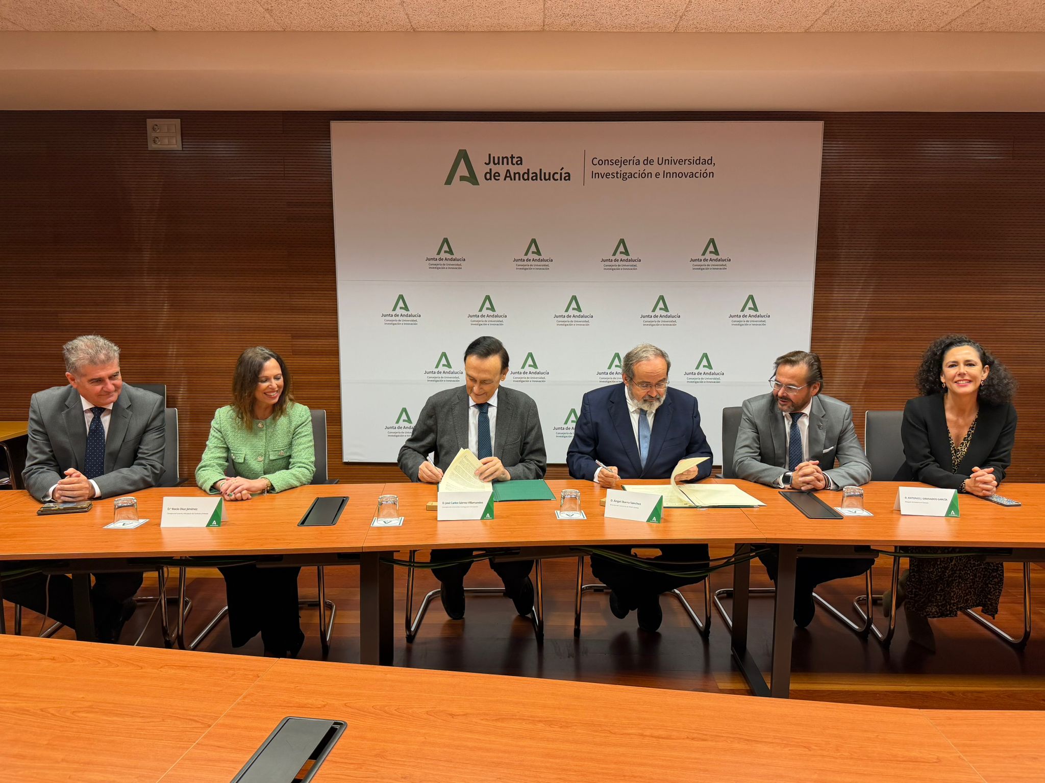 Firma del acuerdo, este martes en la sede de la Junta de Andalucía en Granada.