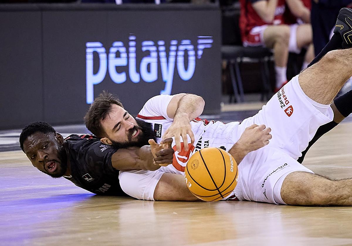 El nazarí Babatunde pugna por el balón ante el visitante Dubljevic.