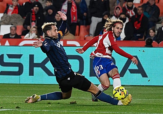 Luka Gagnidze pone un centro al área como revulsivo.