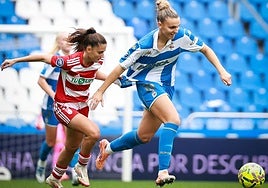 Clara Rodríguez agarra a una rival.