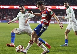 Álex Sola tapona un centro de Pablo Sáenz en el duelo de la temporada pasada.