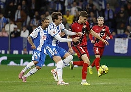 Gerard Gumbau juega un balón con el Rayo Vallecano durante la reciente visita al Espanyol.
