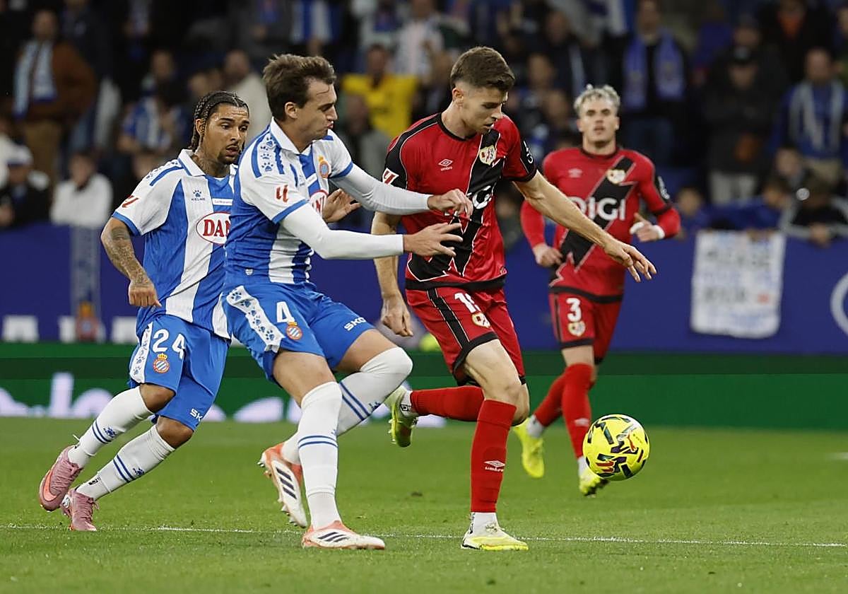 Gerard Gumbau juega un balón con el Rayo Vallecano durante la reciente visita al Espanyol.