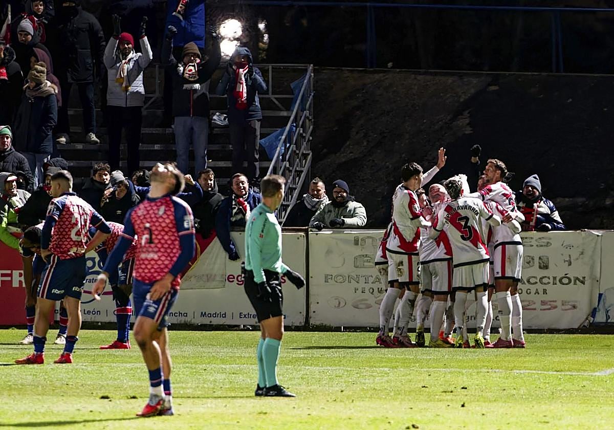 El Rayo celebra uno de sus goles en Ávila por la ronda anterior en la Copa.