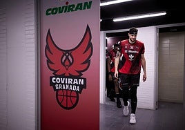 Zach Hankins abandona el vestuario nazarí del Palacio de Deportes.