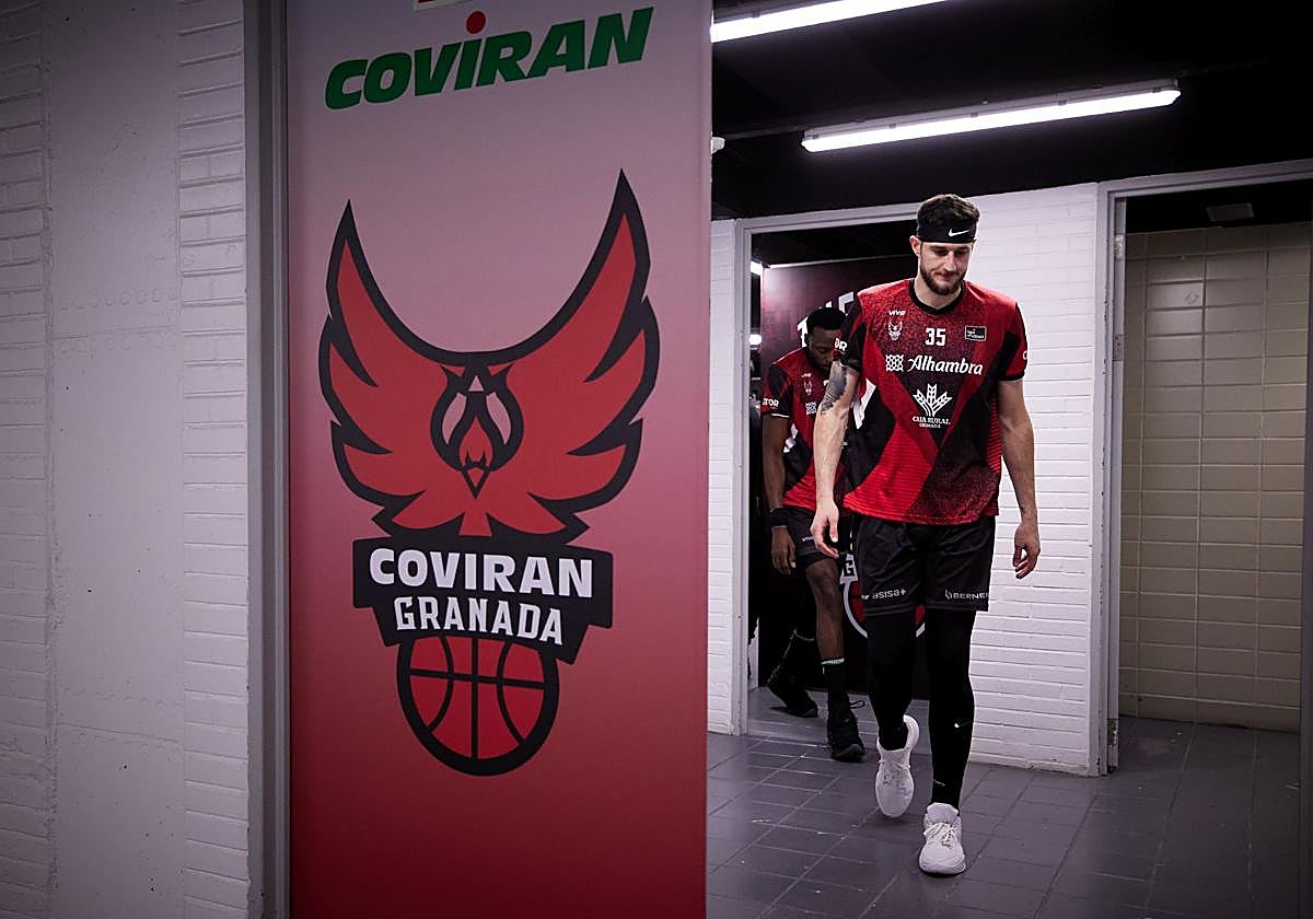 Zach Hankins abandona el vestuario nazarí del Palacio de Deportes.