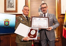 José Manuel de la Esperanza, teniente general jefe del Madoc, recibe la distinción.