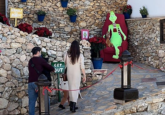 La Garnatilla ya luce su espectacular decoración navideña.