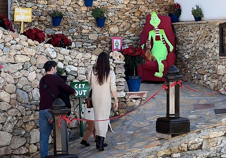 La Garnatilla ya luce su espectacular decoración navideña.