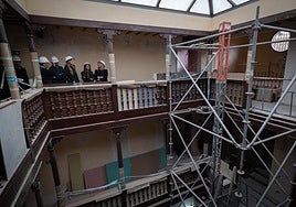 La alcaldesa, junto a representantes de Hidralia, en Biometrópoli.