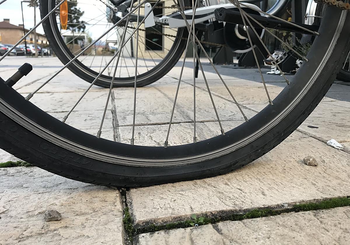 Las ruedas de unas bicicletas.