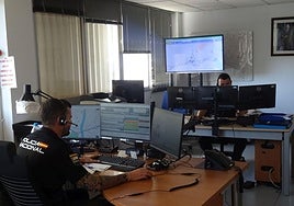 El silencio reina en esta sala mientras los agentes de Policía Nacional gestionan los avisos.