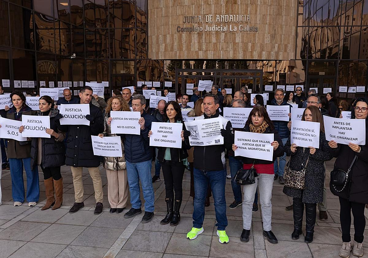 Funcionarios, jueces y fiscales protestaron por la reforma en noviembre ante las puertas de La Caleta.