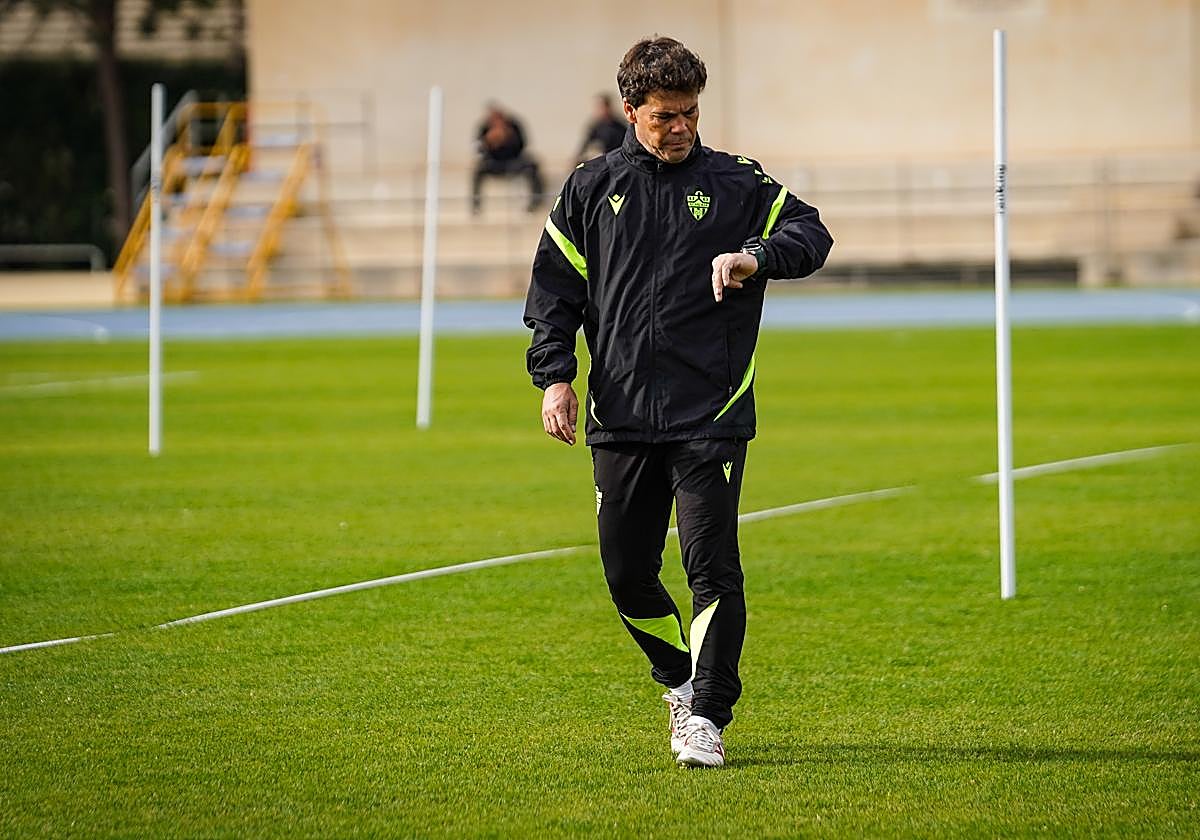 Rubi mirando el reloj durante el entrenamiento del pasado miércoles