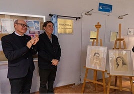 Pedro Mercado y Luis García Montero, junto a los retratos que realizó Juan Vida.