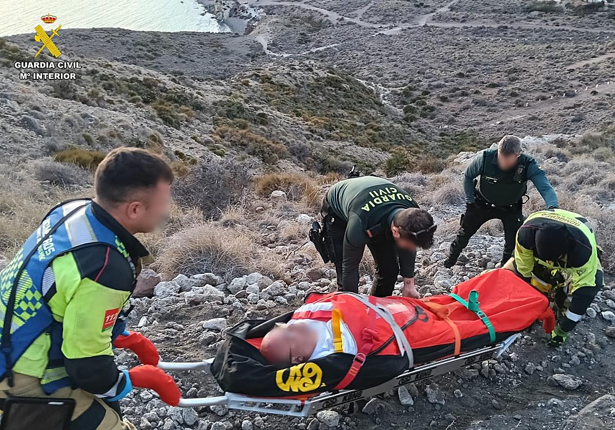 Rescatan a un hombre herido tras sufrir una caída en una zona de difícil acceso en Loma Pelada, Cala Higuera-Níjar