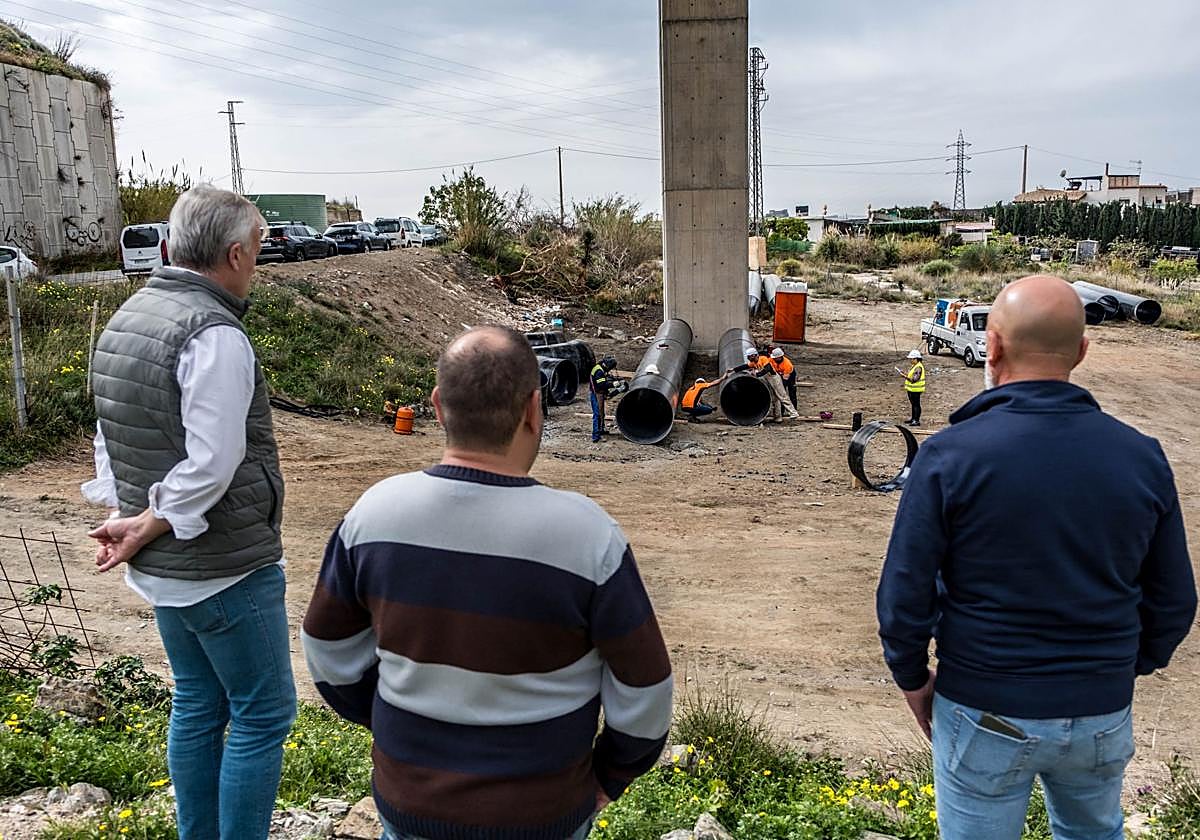 Regantes del Bajo Guadalfeo observan el inicio de las obras del desglosado 9 en una imagen de archivo.