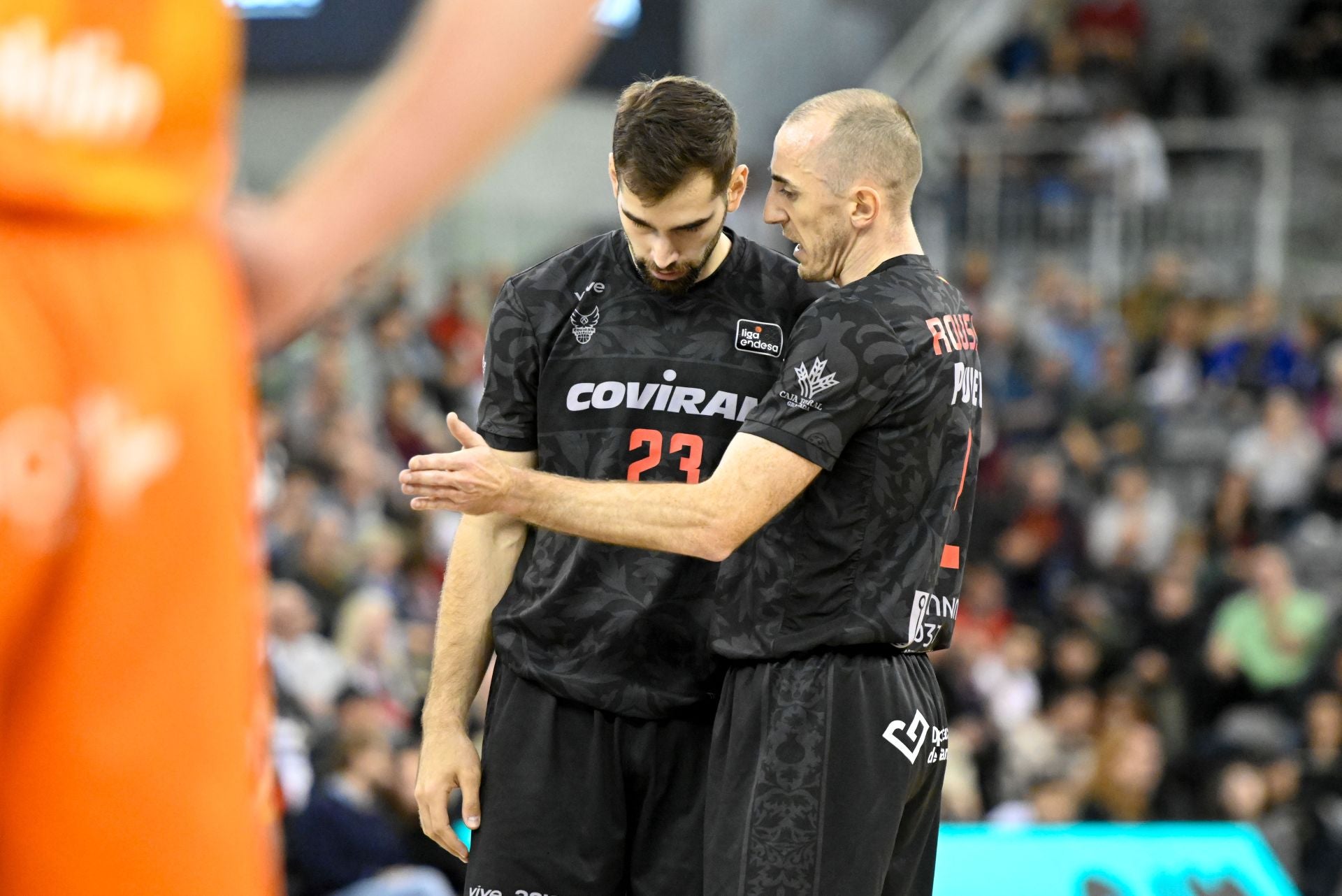 Jonathan Rousselle habla con Kljajic, al que se le busca recambio.