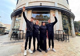 Empleados en la puerta del local Aguaviva en Puerta de Purchena