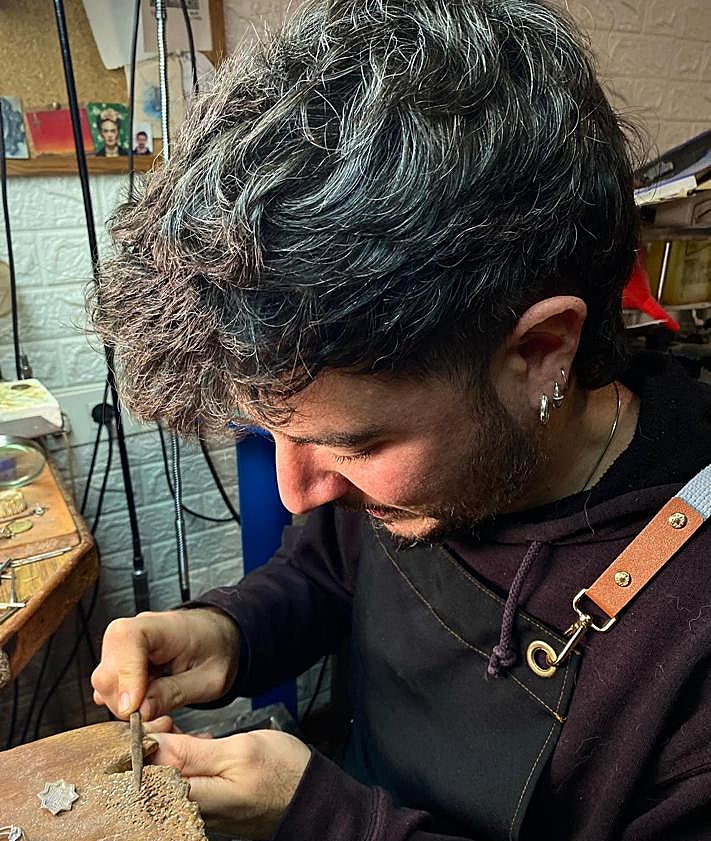 Imagen secundaria 2 - Un joyero de Granada crea la pieza más granadina: «Un bolardo hecho colgante, pendientes y anillo»