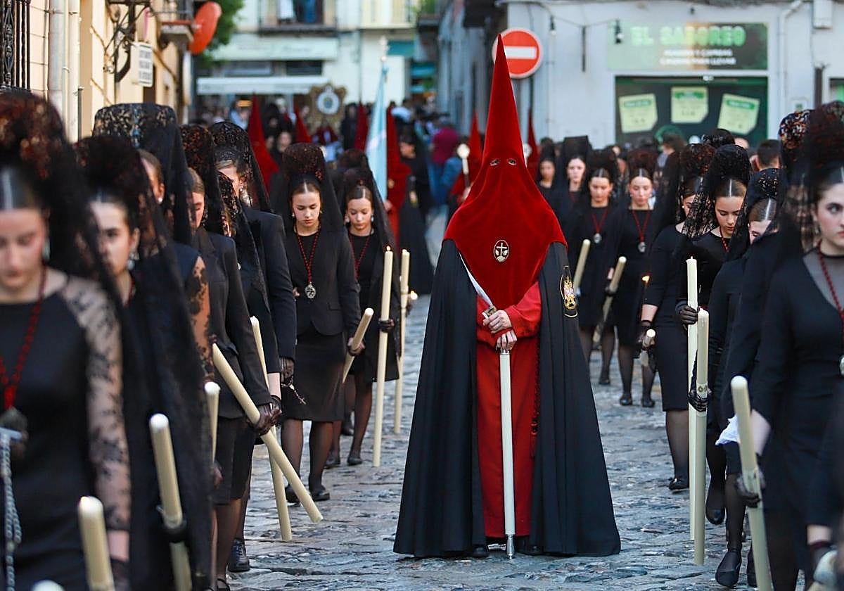 Detalle del cortejo de la cofradía de los Favores el pasado Viernes Santo