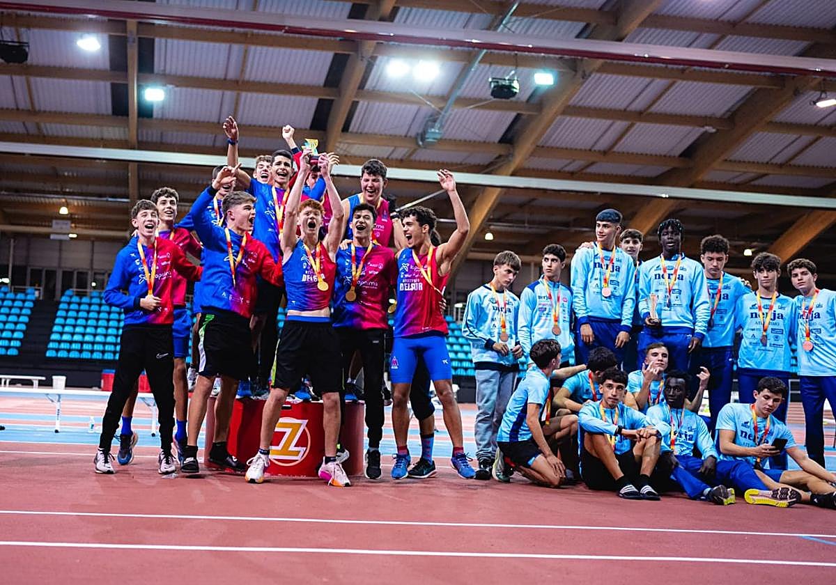 Los Delsur, a la izquierda, celebran su éxito en el campeonato.