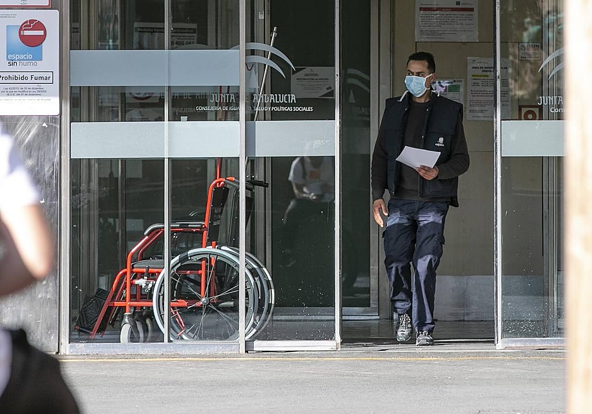 Un usuario del hospital Virgen de las Nieves sale con mascarilla de las urgencias del centro sanitario.