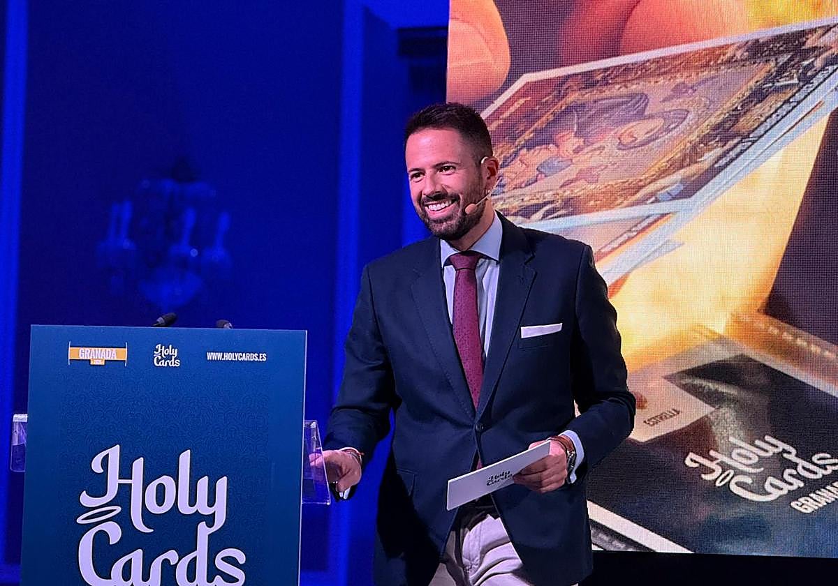 El maestro de Primaria y rostro habitual en medios cofrades Manuel Montes presentó la nueva colección