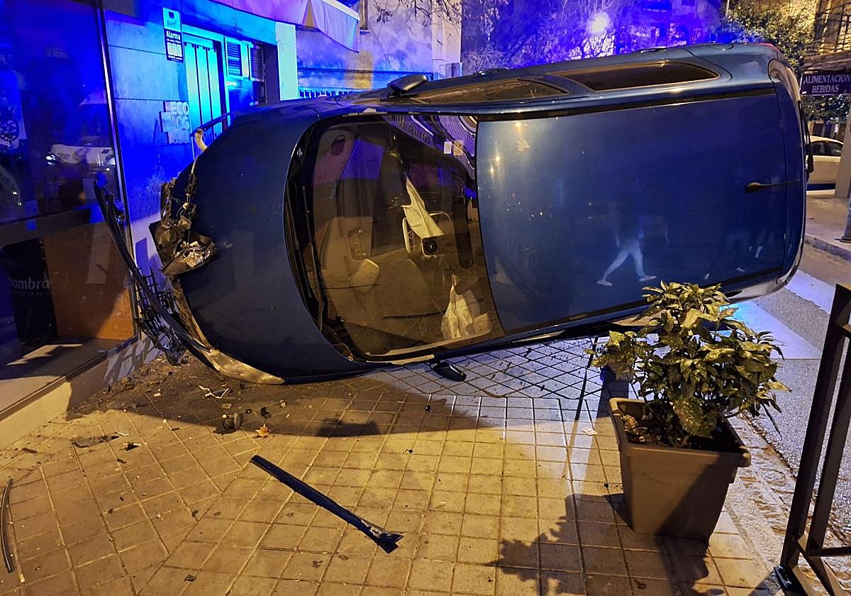 «El señor dejó el coche así y se fue»: lo empotró contra un bar de Granada, volcado y de canto